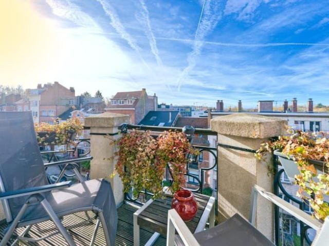 2 bedroom apt, lovely balcony, unobstructed view at the back