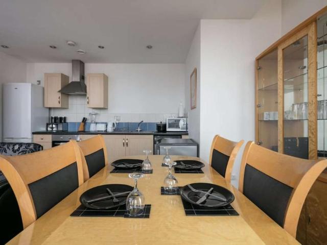 2 Bedroom Apartment Manchester Manchester 101772399