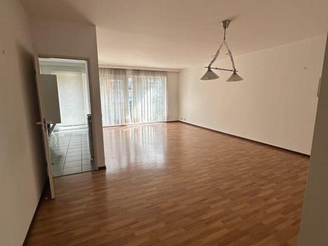 2 bedroom apartment Molenbeek, bright, with parking