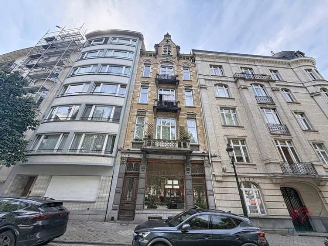2 bedroom apartment on the town square in Saint Gilles