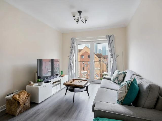 2 bedroom apartment available to rent in Cadnam Lodge E14