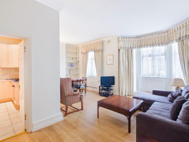 2 Bedroom Apartment, Arlington Street, Mayfair, SW1A