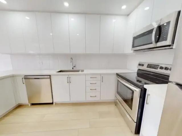 2 Bedroom Apartment Burlington ON 105653764