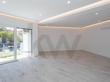 2 bedroom apartment balconies, storage room and excellent sun exposure | Torre da Marinha, Seixal