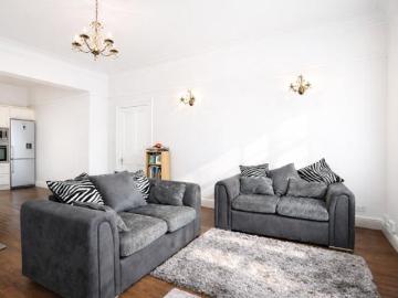 2 Bedroom Apartment Beckenham Greater London LS101796913