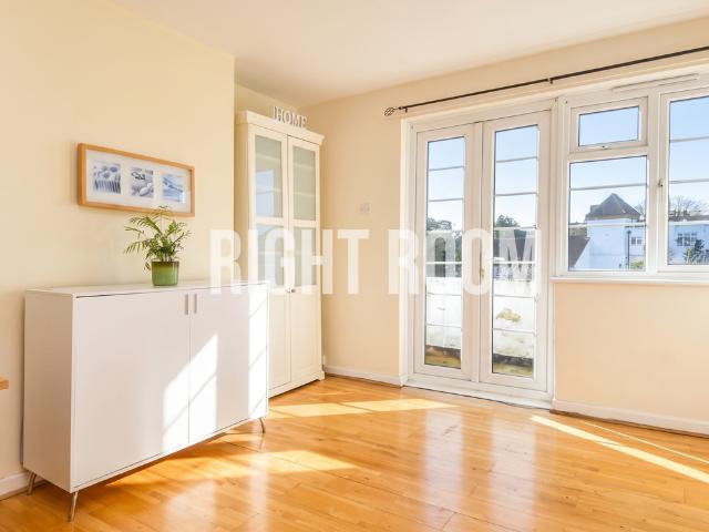 2 Bedroom Apartment, Beech Lawns, N12 9PP