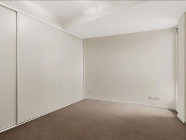 2 BEDROOM APARTMENT BEHIND WESTFIELD SHOPPING CENTRE