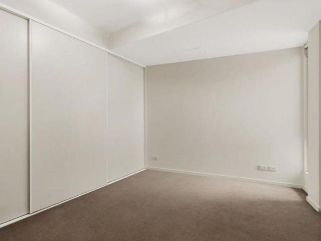 2 BEDROOM APARTMENT BEHIND WESTFIELD SHOPPING CENTRE