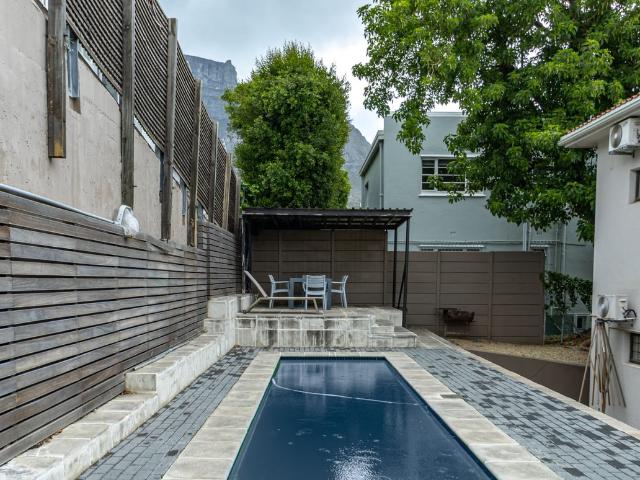 2 Bedroom Apartment Block To Let in Vredehoek