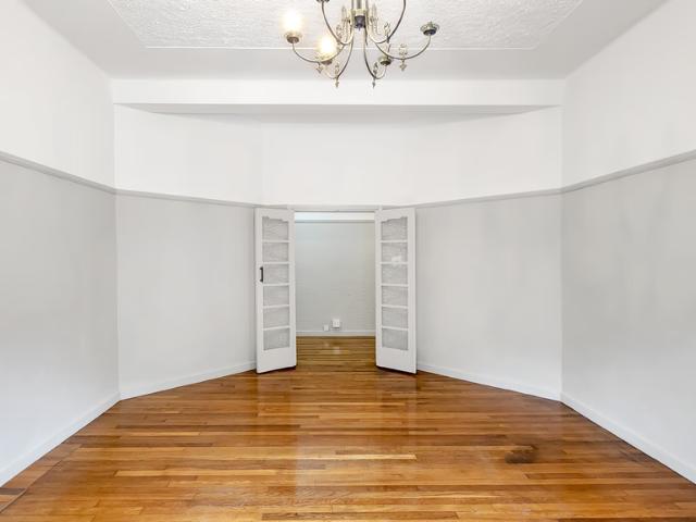 2 Bedroom Apartment Block To Let in Sea Point