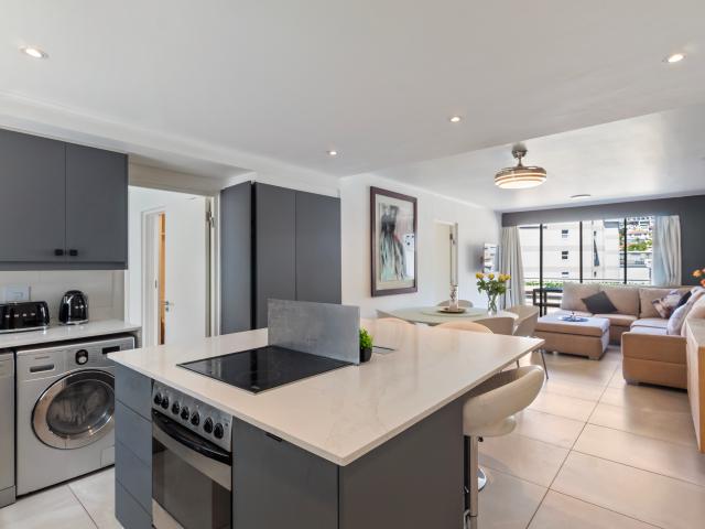 2 Bedroom Apartment Block To Let in Sea Point