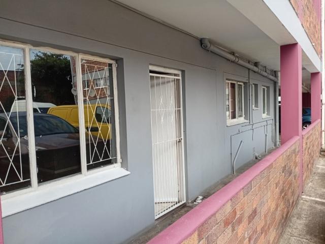 2 Bedroom Apartment Block To Let in Southernwood