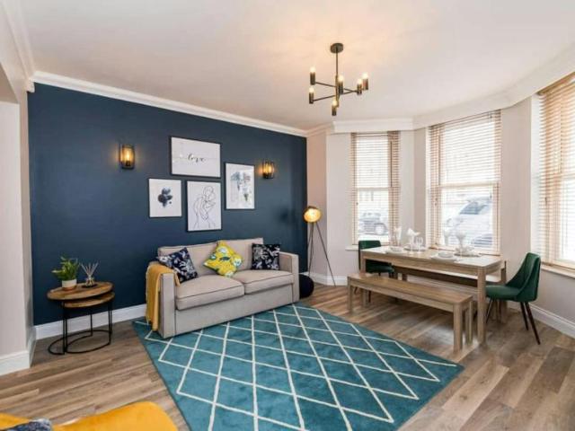 2 Bedroom Apartment Bournemouth Bournemouth 103357071