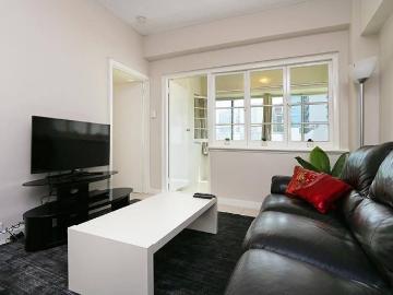 2 BEDROOM APARTMENT CITY LIVING !
