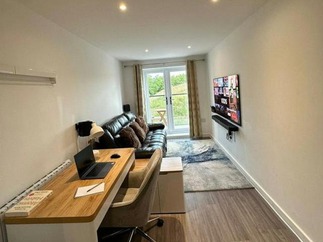 2 Bedroom Apartment Coventry Coventry 83659836