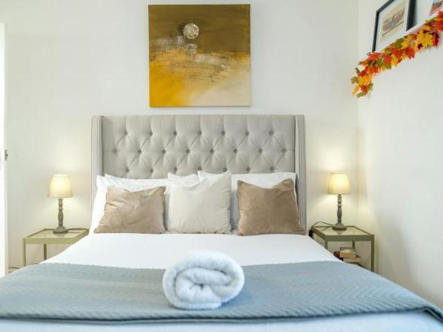 2 Bedroom Apartment Edgware Edgware 79082786