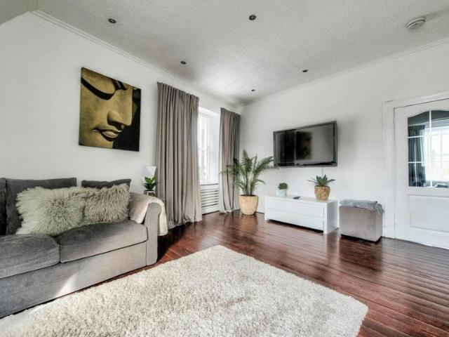 2 Bedroom Apartment Edinburgh Edinburgh 103031573