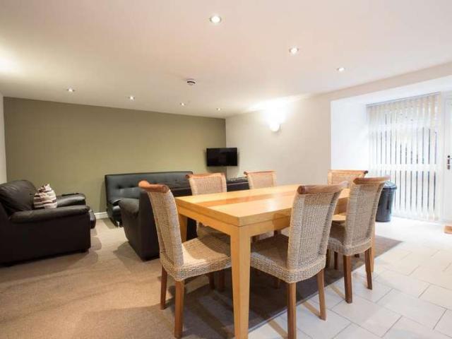 2 Bedroom Apartment Flat