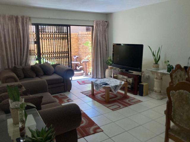 2 Bedroom Apartment / Flat For Sale in Alberton North