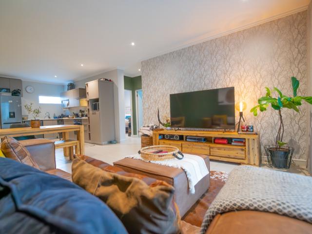 2 Bedroom Apartment / Flat For Sale in Bryanston East