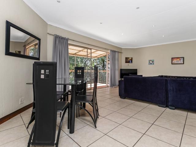 2 Bedroom Apartment / Flat For Sale in Bryanston East
