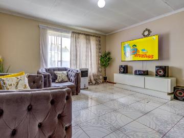 2 Bedroom Apartment / Flat For Sale in Glen Marais