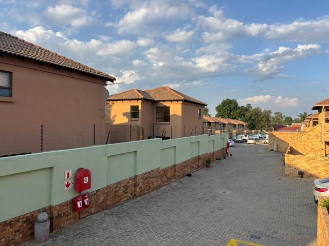 2 Bedroom Apartment / Flat For Sale in Glen Marais