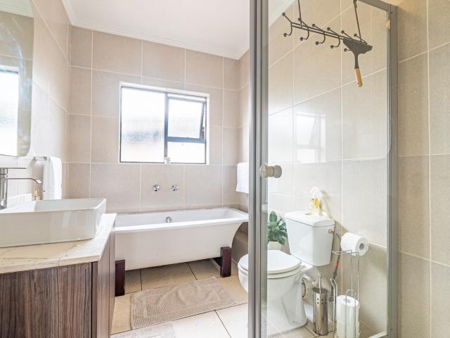 2 Bedroom Apartment / Flat For Sale in Douglasdale