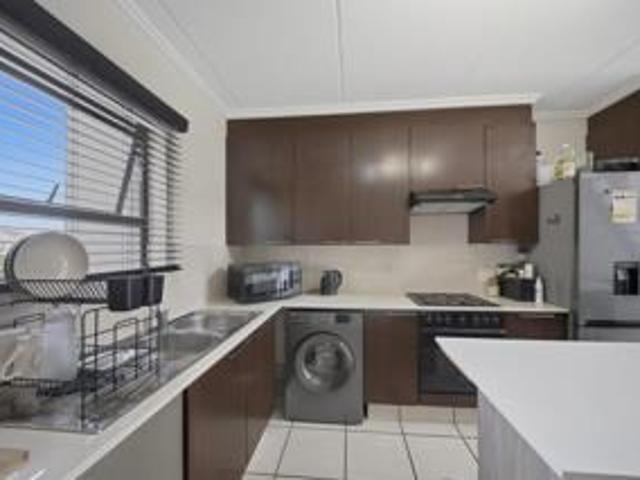 2 Bedroom Apartment / Flat For Sale in Douglasdale