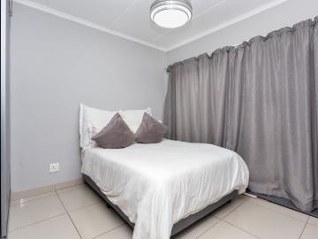 2 Bedroom Apartment / Flat For Sale in Douglasdale