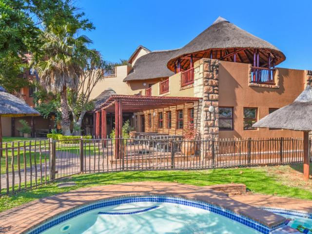 2 Bedroom Apartment / Flat For Sale in Douglasdale