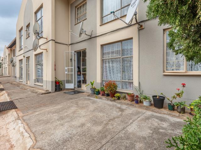 2 Bedroom Apartment / Flat For Sale in Die Hoewes