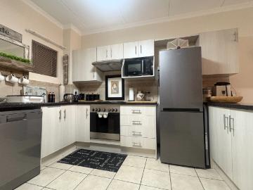 2 Bedroom Apartment / Flat For Sale in Featherbrooke Hills Retirement Village