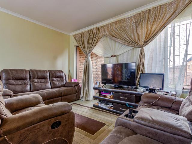 2 Bedroom Apartment / Flat For Sale in Kempton Park Central
