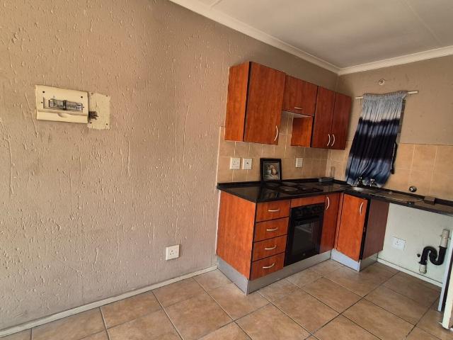 2 Bedroom Apartment / Flat For Sale in Klippoortje