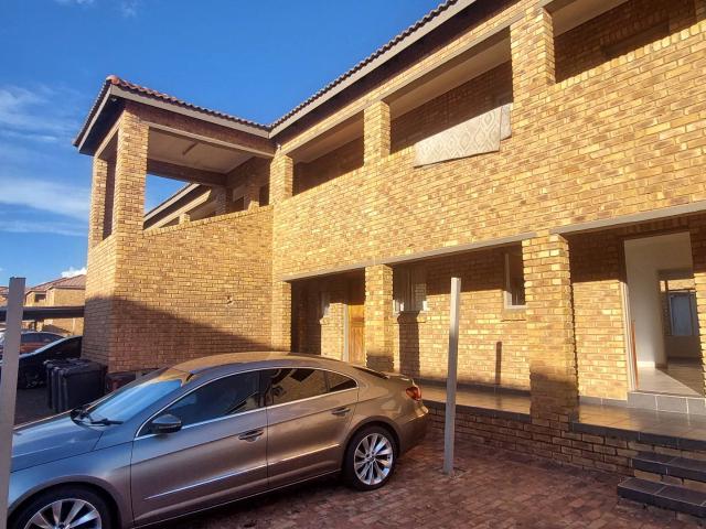 2 Bedroom Apartment / Flat For Sale in Krugersrus