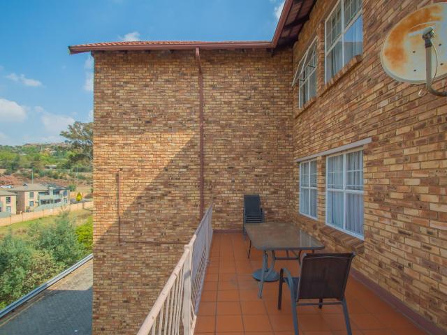 2 Bedroom Apartment / Flat For Sale in Helderkruin