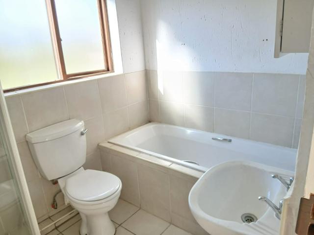 2 Bedroom Apartment / Flat For Sale in Helderwyk