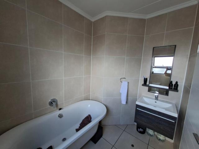 2 Bedroom Apartment / Flat For Sale in Olivedale