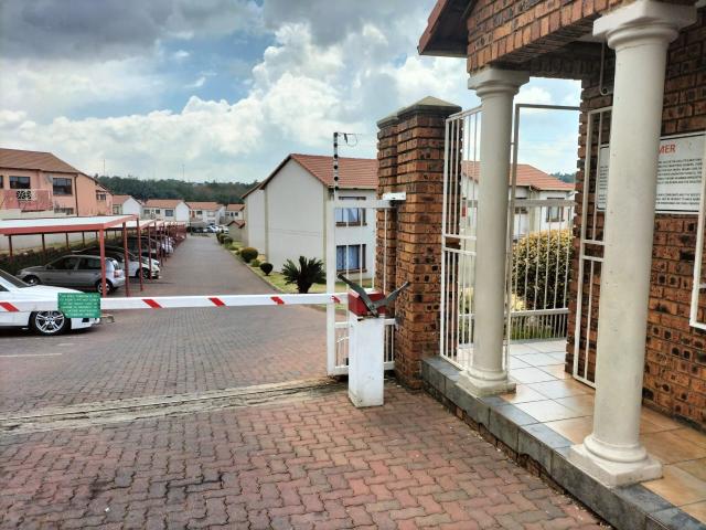 2 Bedroom Apartment / Flat For Sale in Mondeor