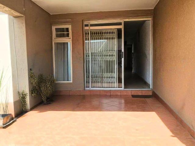 2 Bedroom Apartment / Flat For Sale in Mondeor