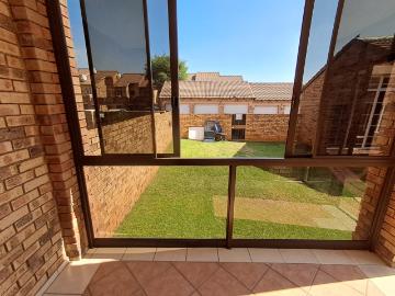 2 Bedroom Apartment / Flat For Sale in Mooikloof Ridge