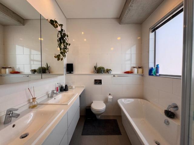 2 Bedroom Apartment / Flat For Sale in Menlo Park