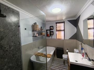 Apartment for sale in Meadowbrook - Parking