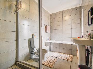 2 Bedroom Apartment / Flat For Sale in Pomona AH
