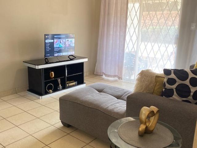 2 Bedroom Apartment / Flat For Sale in Rooihuiskraal