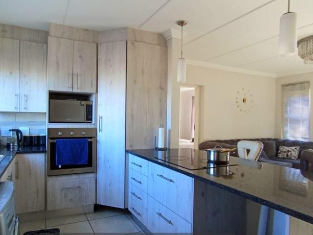 2 Bedroom Apartment / Flat For Sale in Rooihuiskraal North