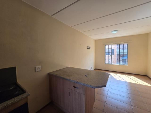 2 Bedroom Apartment / Flat For Sale in Rooihuiskraal North