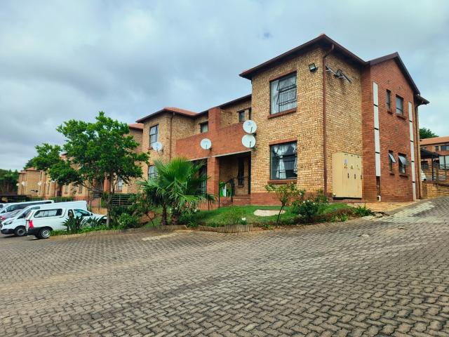 2 Bedroom Apartment / Flat For Sale in Weltevreden Park