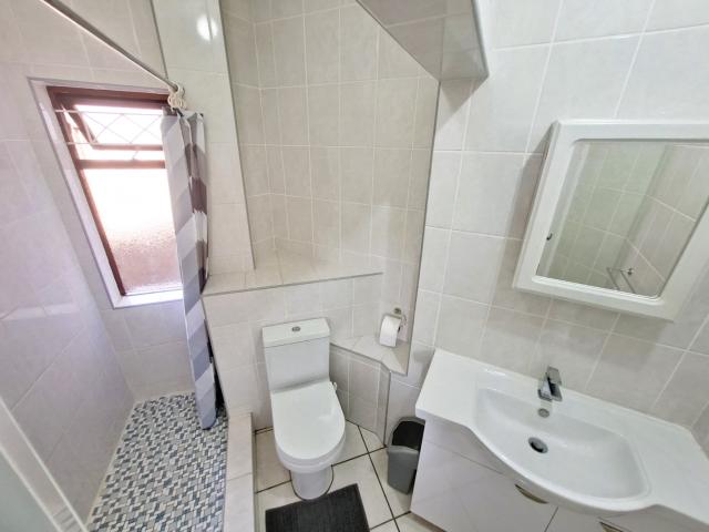 2 Bedroom Apartment / Flat For Sale in Uvongo Beach